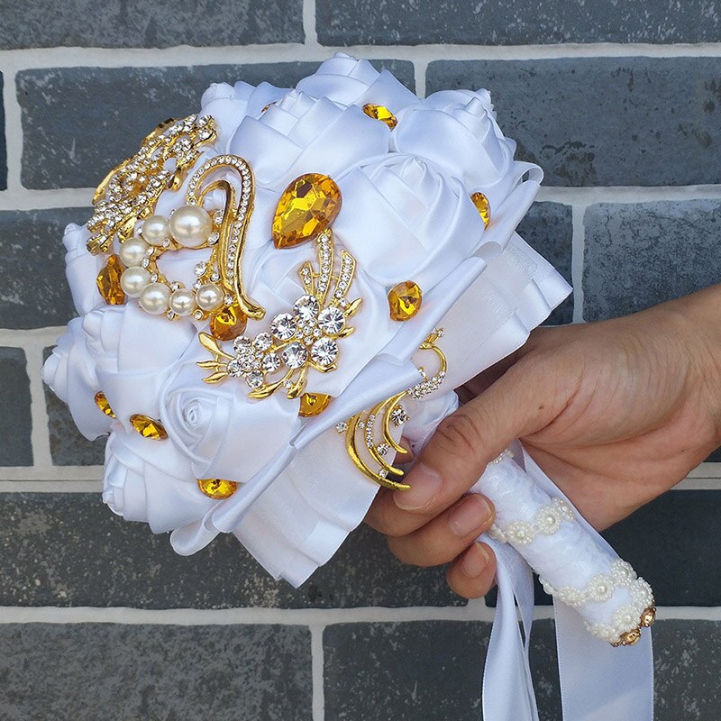 Bouquet sposa fatta a mano in oro con mazzo di fiori di seta bianca pura e cristalli di oro bianco - Bridetobe.it