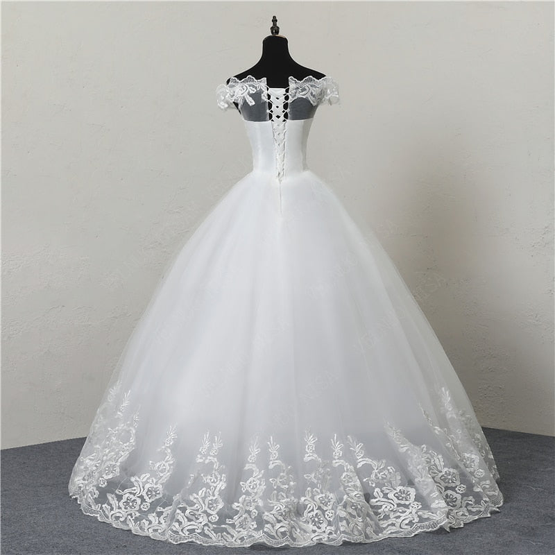 Abito da sposa economica in pizzo con scollo a barca elegante e spalle scoperte - Bridetobe.it