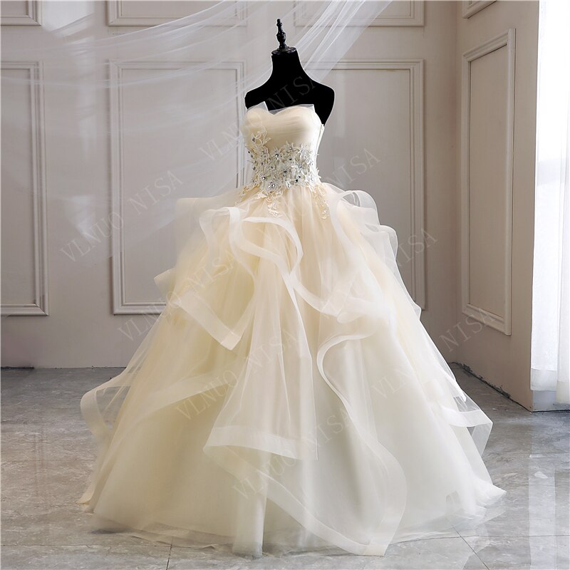 Abito da sposa elegante senza spalline con applicazioni di perle e cristalli di pizzo - Bridetobe.it