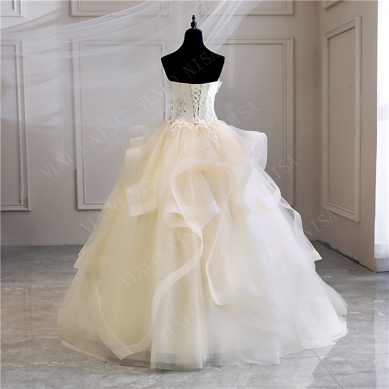 Abito da sposa elegante senza spalline con applicazioni di perle e cristalli di pizzo - Bridetobe.it