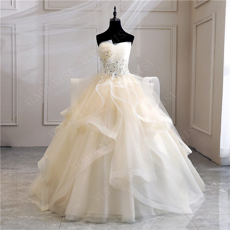 Abito da sposa elegante senza spalline con applicazioni di perle e cristalli di pizzo - Bridetobe.it