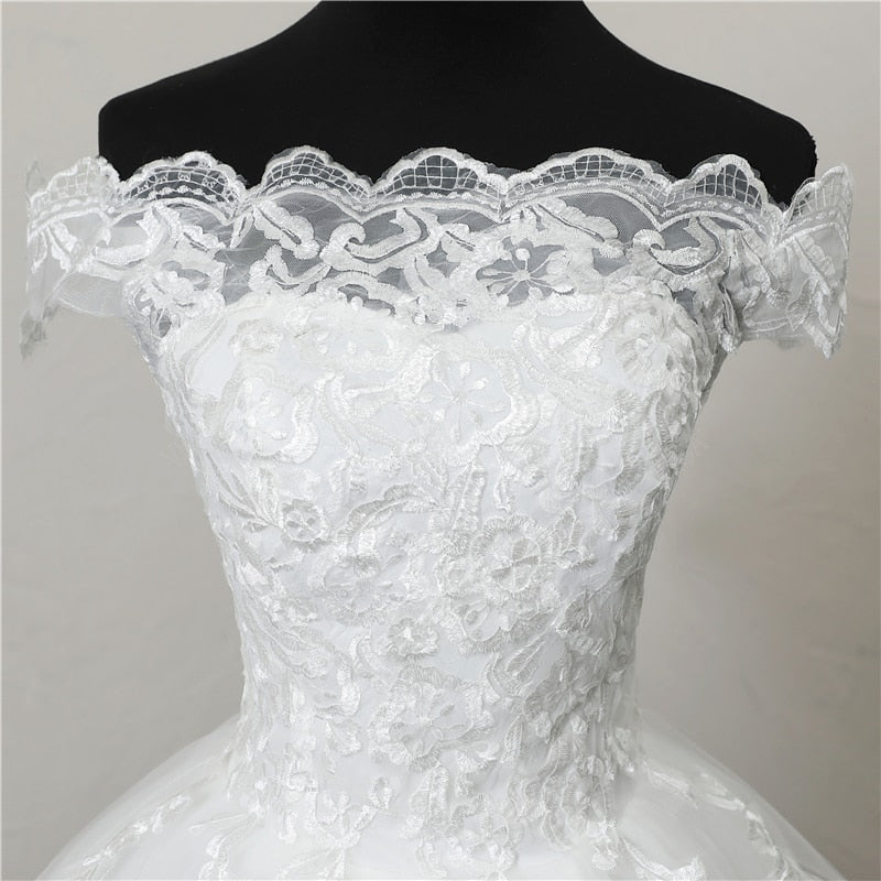 Abito da sposa economica in pizzo con scollo a barca elegante e spalle scoperte - Bridetobe.it