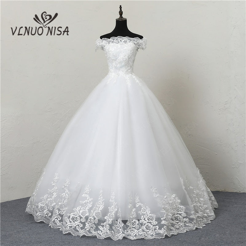 Abito da sposa economica in pizzo con scollo a barca elegante e spalle scoperte - Bridetobe.it