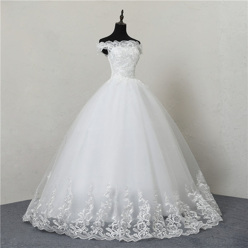 Abito da sposa economica in pizzo con scollo a barca elegante e spalle scoperte - Bridetobe.it