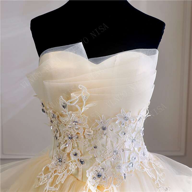 Abito da sposa elegante senza spalline con applicazioni di perle e cristalli di pizzo - Bridetobe.it