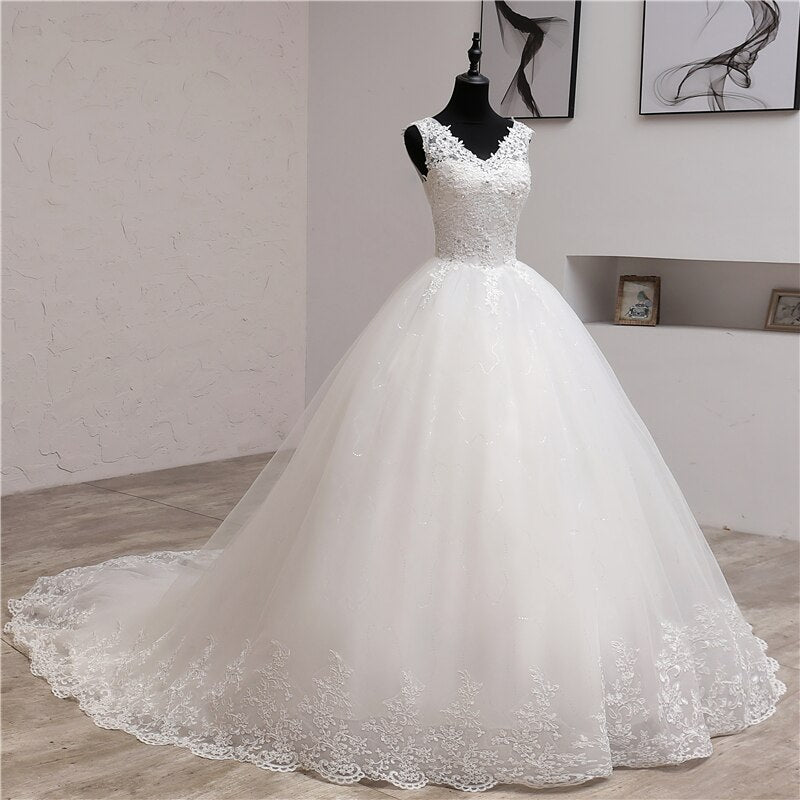 Abito da sposa lungo con scollo a V dolce elegante del 2023 con pizzo ricamato e lunga coda - Bridetobe.it