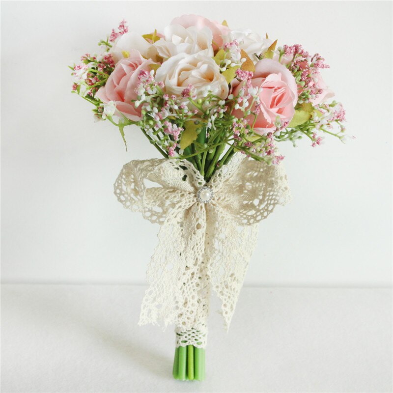 Bouquet da sposa con rose artificiali di seta, nastro in raso e perle - Bridetobe.it
