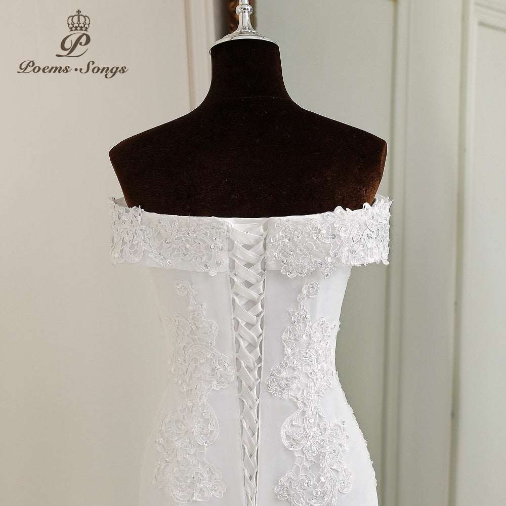 Abito da sposa con applicazioni floreali in pizzo con elegante scollo a barca - Bridetobe.it