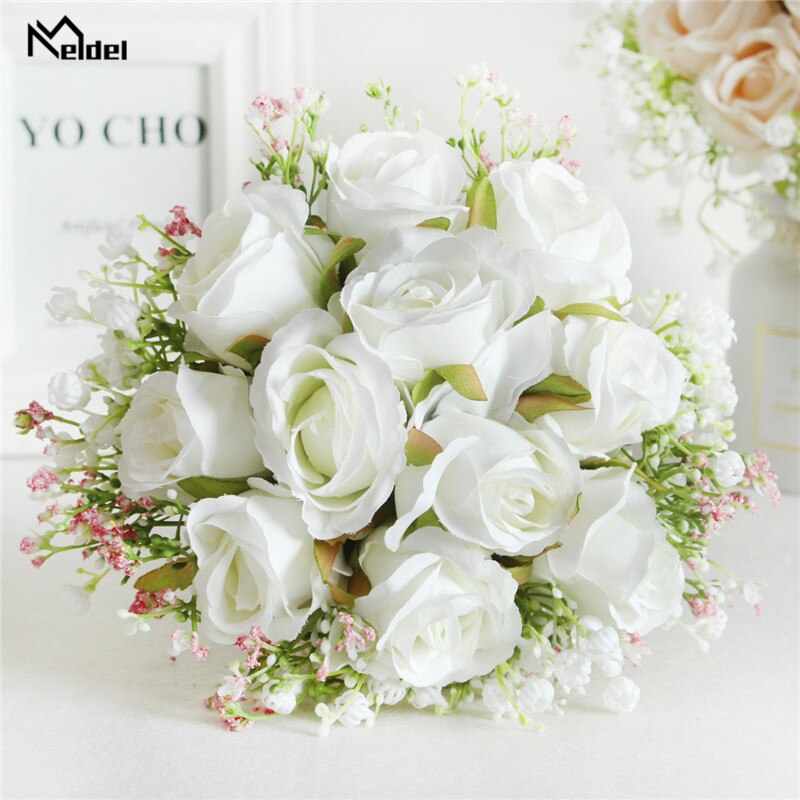 Bouquet da sposa con rose artificiali di seta, nastro in raso e perle - Bridetobe.it