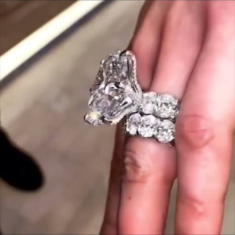 Anello di Fidanzamento in Zirconia 5 Carati - Set di Lusso con Taglio Ovale" - Bridetobe.it