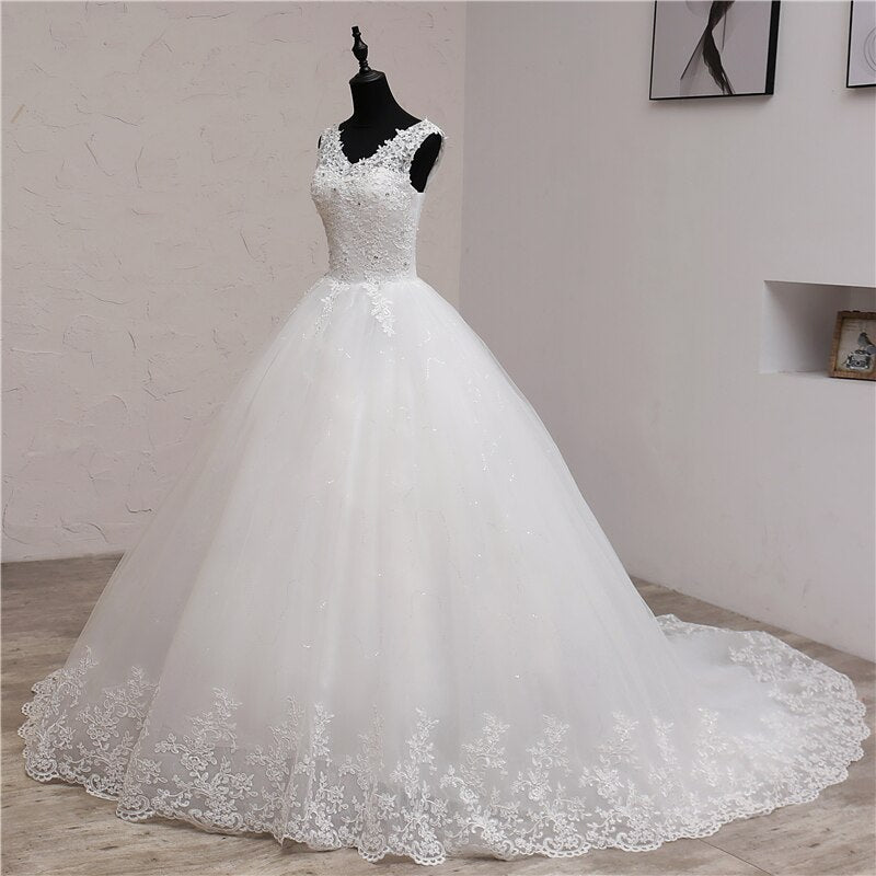 Abito da sposa lungo con scollo a V dolce elegante del 2023 con pizzo ricamato e lunga coda - Bridetobe.it