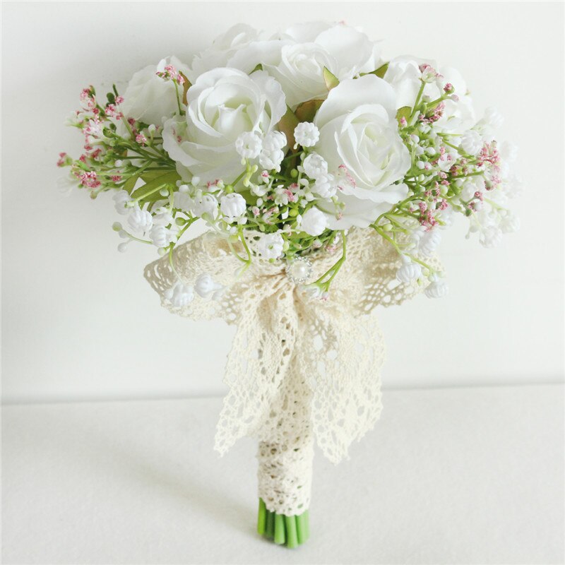 Bouquet da sposa con rose artificiali di seta, nastro in raso e perle - Bridetobe.it