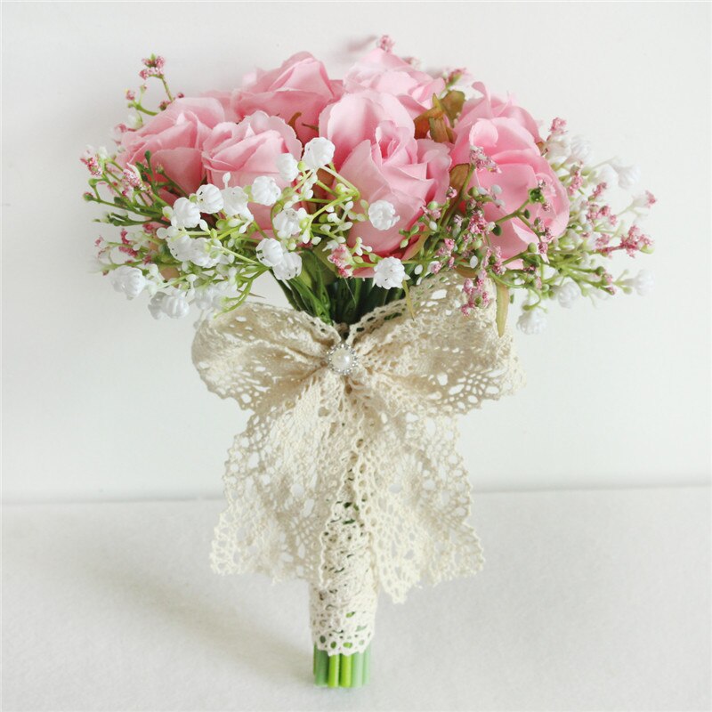 Bouquet da sposa con rose artificiali di seta, nastro in raso e perle - Bridetobe.it
