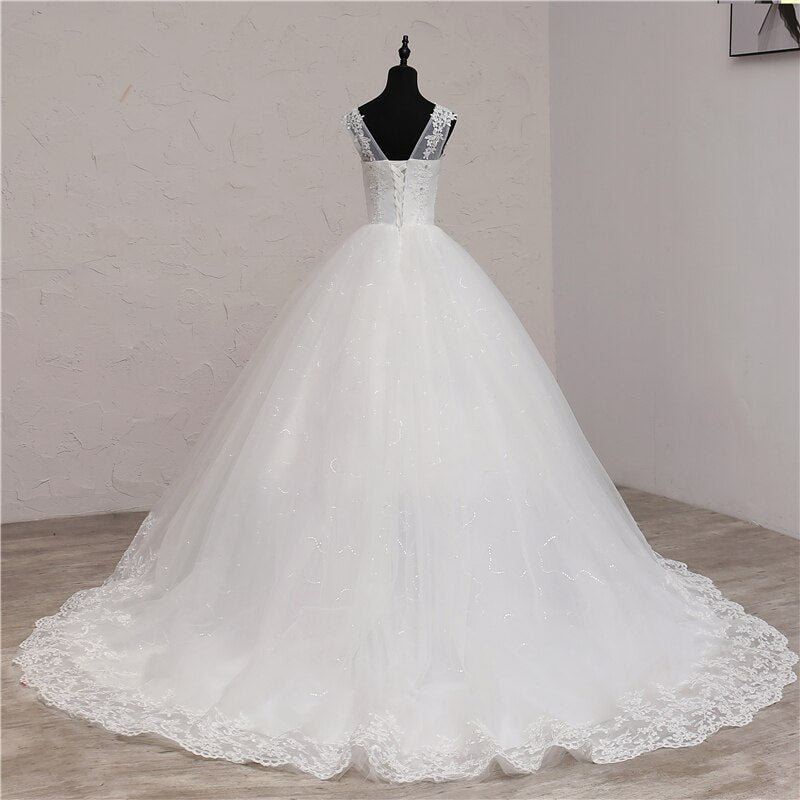 Abito da sposa lungo con scollo a V dolce elegante del 2023 con pizzo ricamato e lunga coda - Bridetobe.it