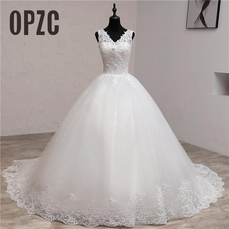 Abito da sposa lungo con scollo a V dolce elegante del 2023 con pizzo ricamato e lunga coda - Bridetobe.it