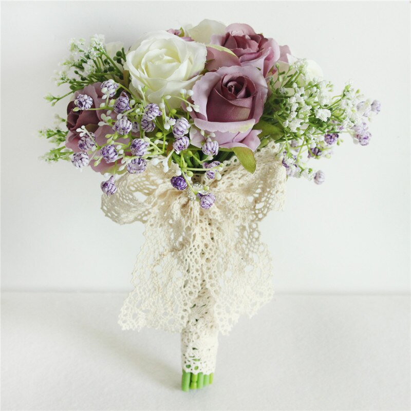 Bouquet da sposa con rose artificiali di seta, nastro in raso e perle - Bridetobe.it