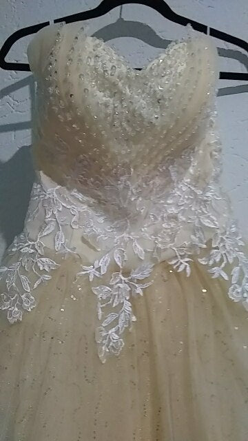 Abito da Sposa in Champagne Bianco con Scollo Senza Spalline, Applicazioni in Pizzo e Perline - Bridetobe.it