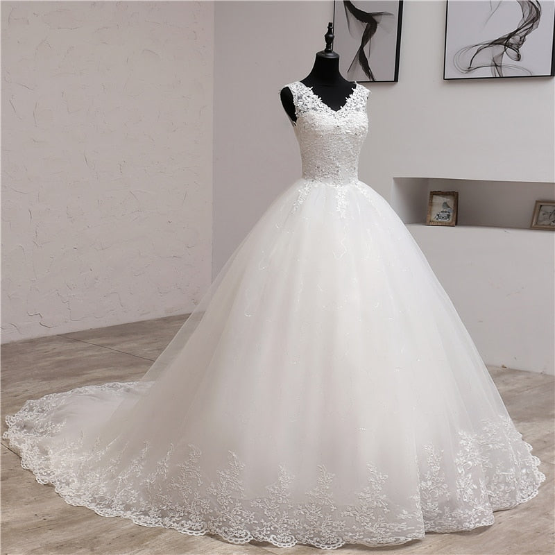 Abito da sposa lungo con scollo a V dolce elegante del 2023 con pizzo ricamato e lunga coda - Bridetobe.it