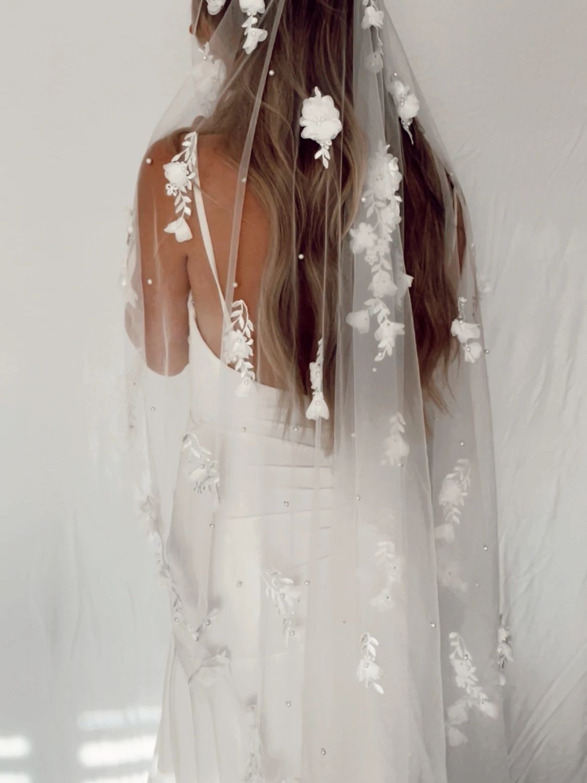 Velo da sposa di lusso fatto a mano con fiori in 3D e organza floreale - Bridetobe.it