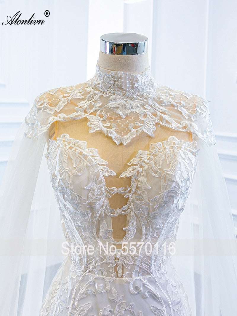 Abito da sposa di lusso con scollo a cuore, mermaid in pizzo con applicazioni di ricamo e mantella staccabile - Bridetobe.it