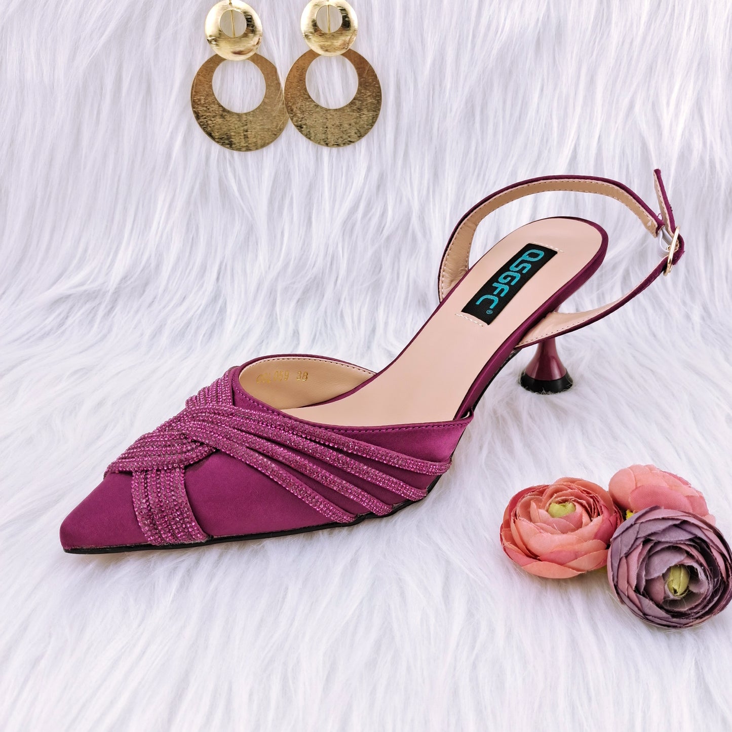 Borsa e scarpe Artigianali Italiane in Diamanti Magenta a Forma di Anacardo per Spose Raffinate" - Bridetobe.it