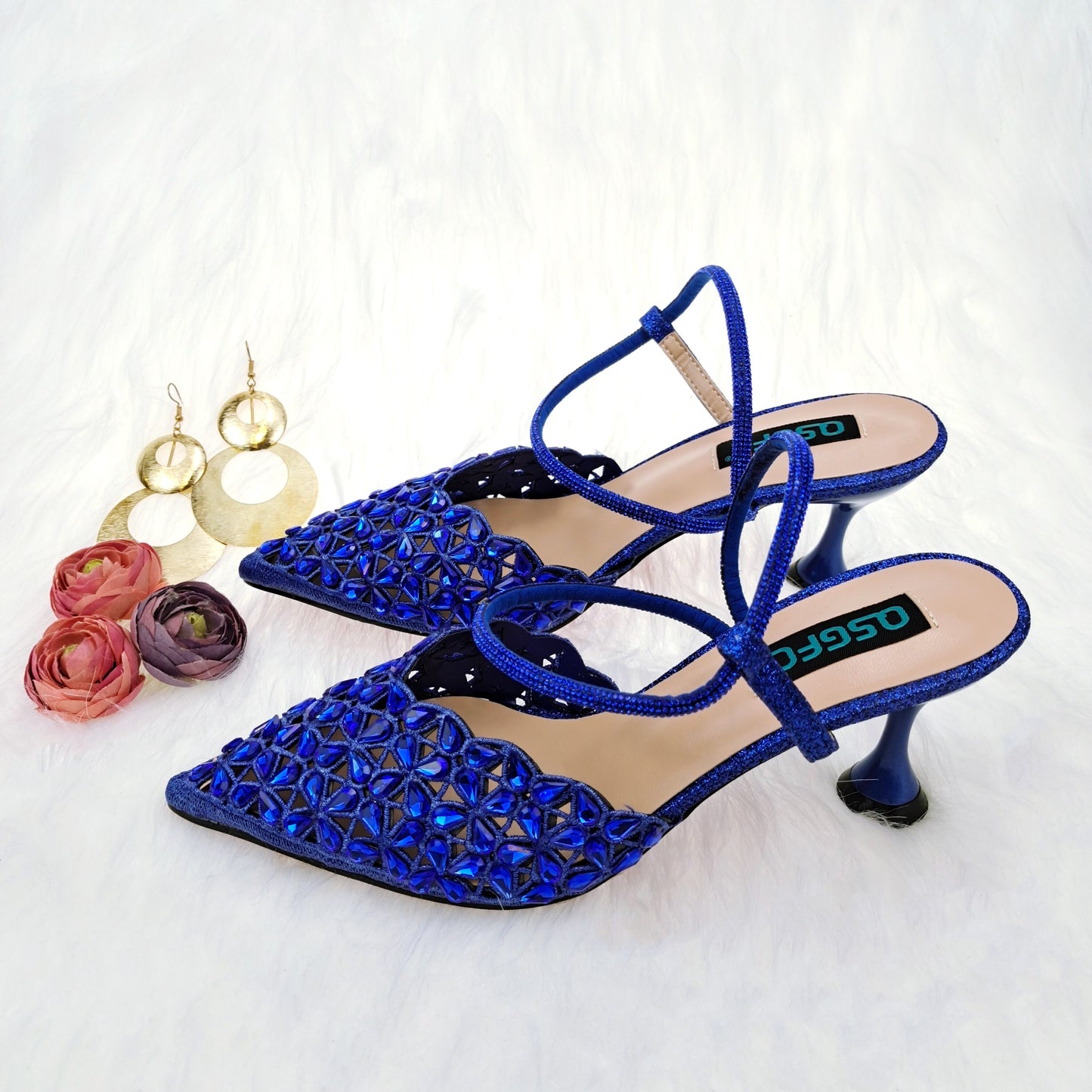 Scarpe e borsa fatte a mano con diamanti piccoli e luccicanti per le donne, dal design confortevole e affusolato. - Bridetobe.it