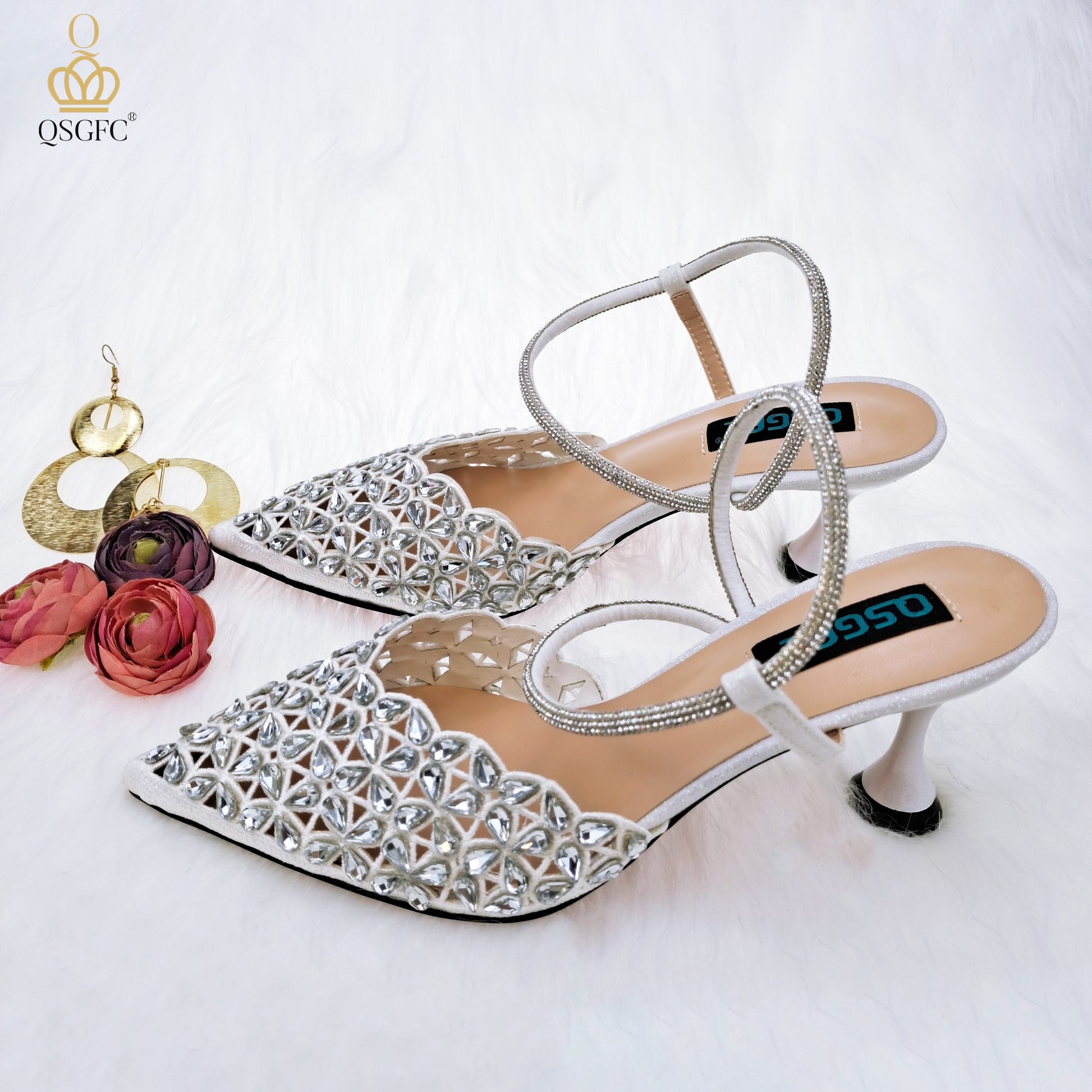 Scarpe e borsa fatte a mano con diamanti piccoli e luccicanti per le donne, dal design confortevole e affusolato. - Bridetobe.it