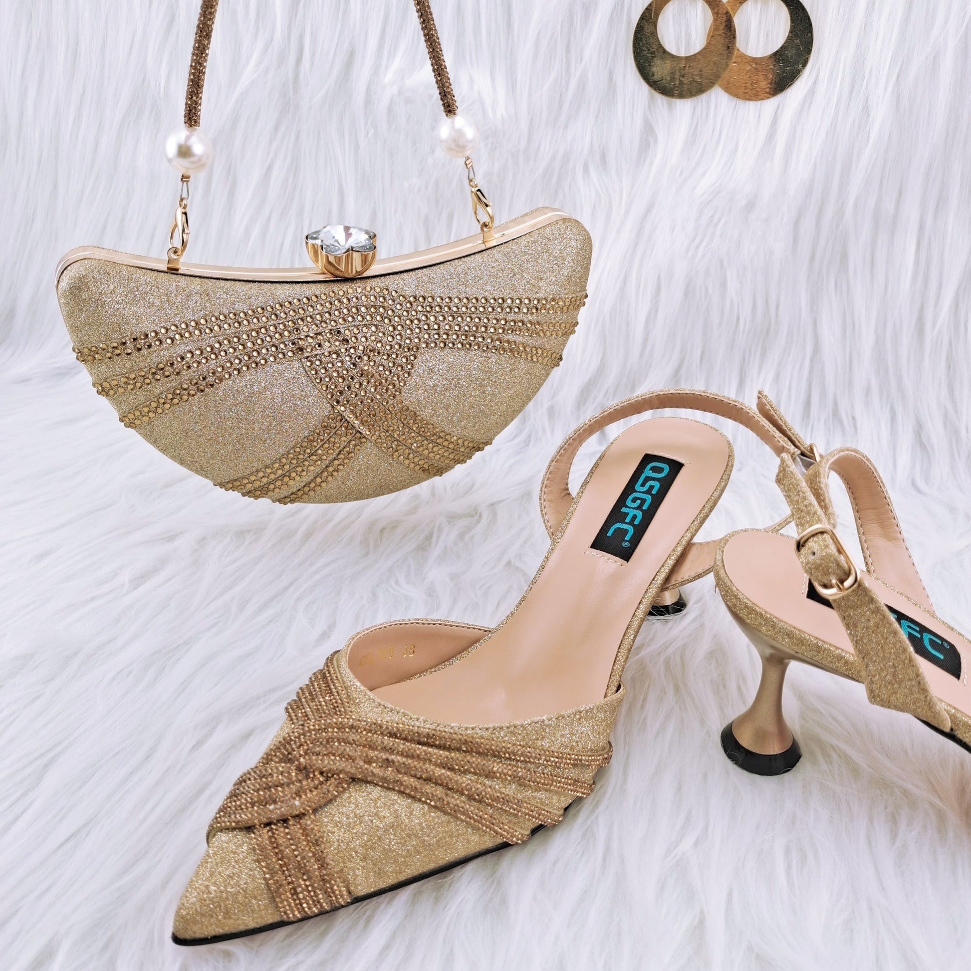 Borsa e scarpe Artigianali Italiane in Diamanti Magenta a Forma di Anacardo per Spose Raffinate" - Bridetobe.it