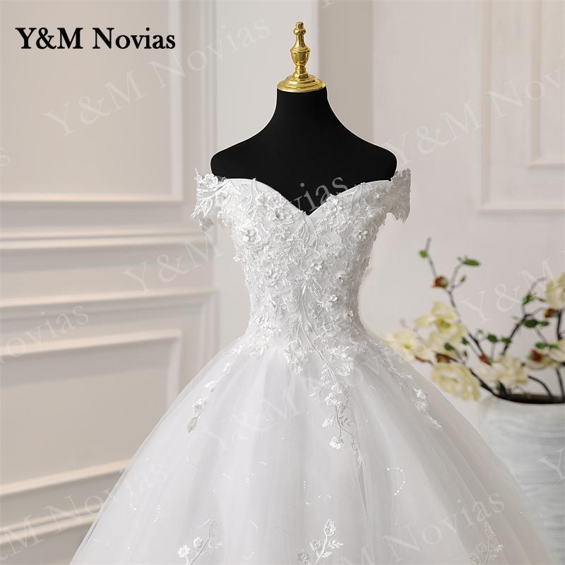 Abito da sposa con spalle scoperte a V con applicazioni di ricami in pizzo e perline - Bridetobe.it
