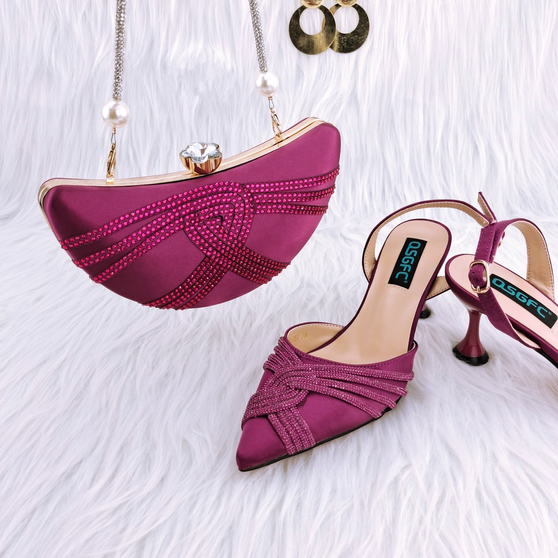 Borsa e scarpe Artigianali Italiane in Diamanti Magenta a Forma di Anacardo per Spose Raffinate" - Bridetobe.it