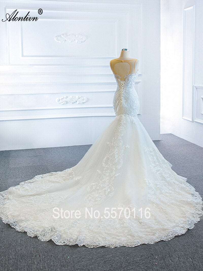 Abito da sposa di lusso con scollo a cuore, mermaid in pizzo con applicazioni di ricamo e mantella staccabile - Bridetobe.it