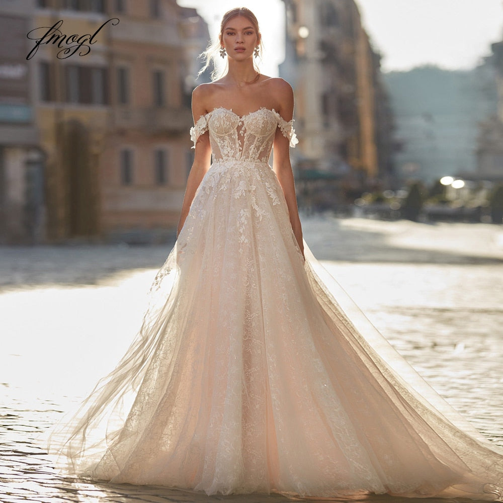 Abito da sposa in pizzo vintage con scollo a cuore sexy e schiena scoperta, spalline sottili, applicazioni e perline, e gonna a linea con strascico a