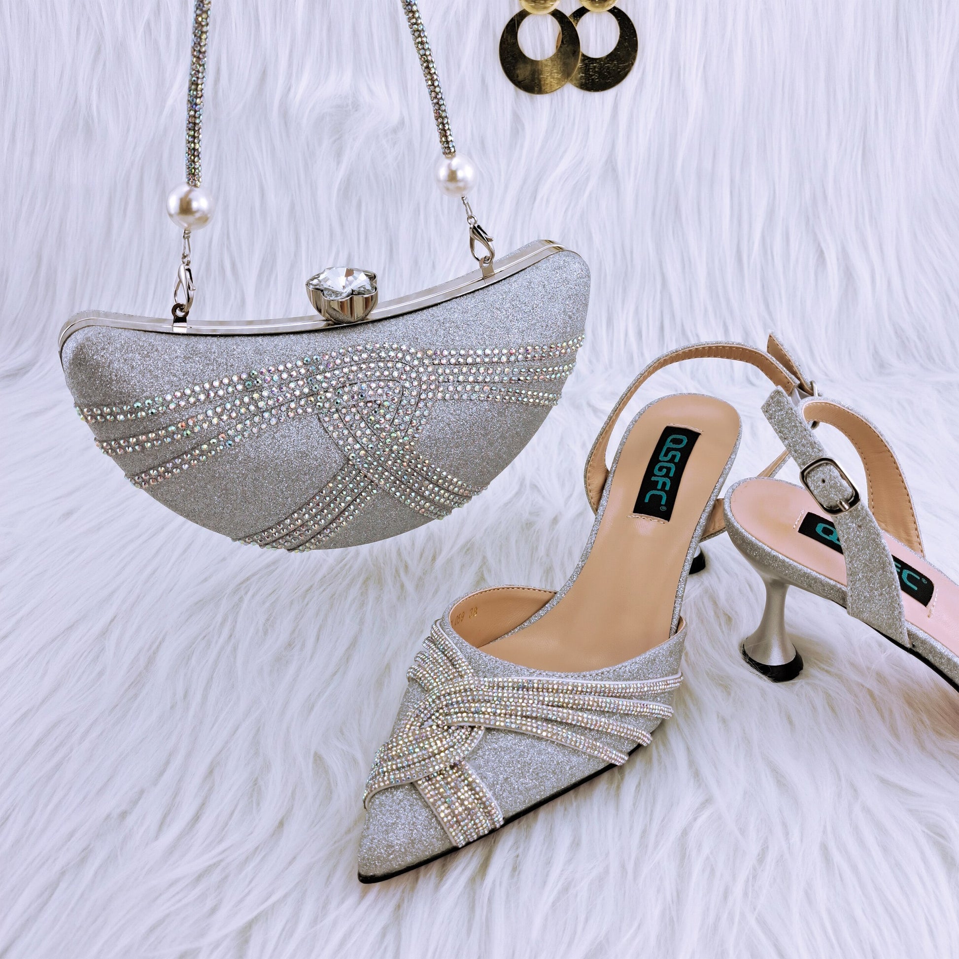 Borsa e scarpe Artigianali Italiane in Diamanti Magenta a Forma di Anacardo per Spose Raffinate" - Bridetobe.it