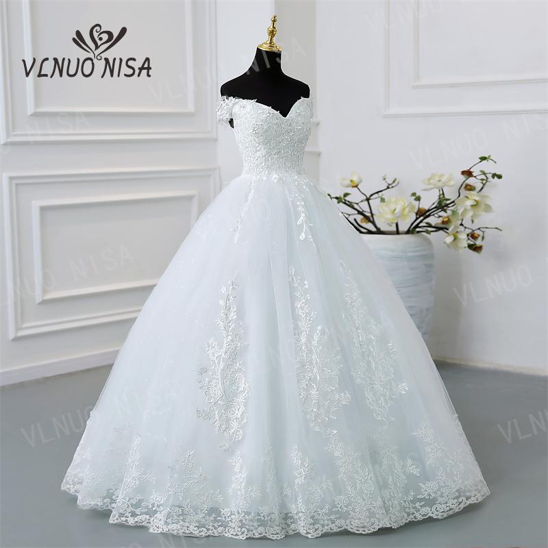 Abito da sposa principessa con scollo a V senza maniche, applicazioni di pizzo e spalle scoperte - Bridetobe.it