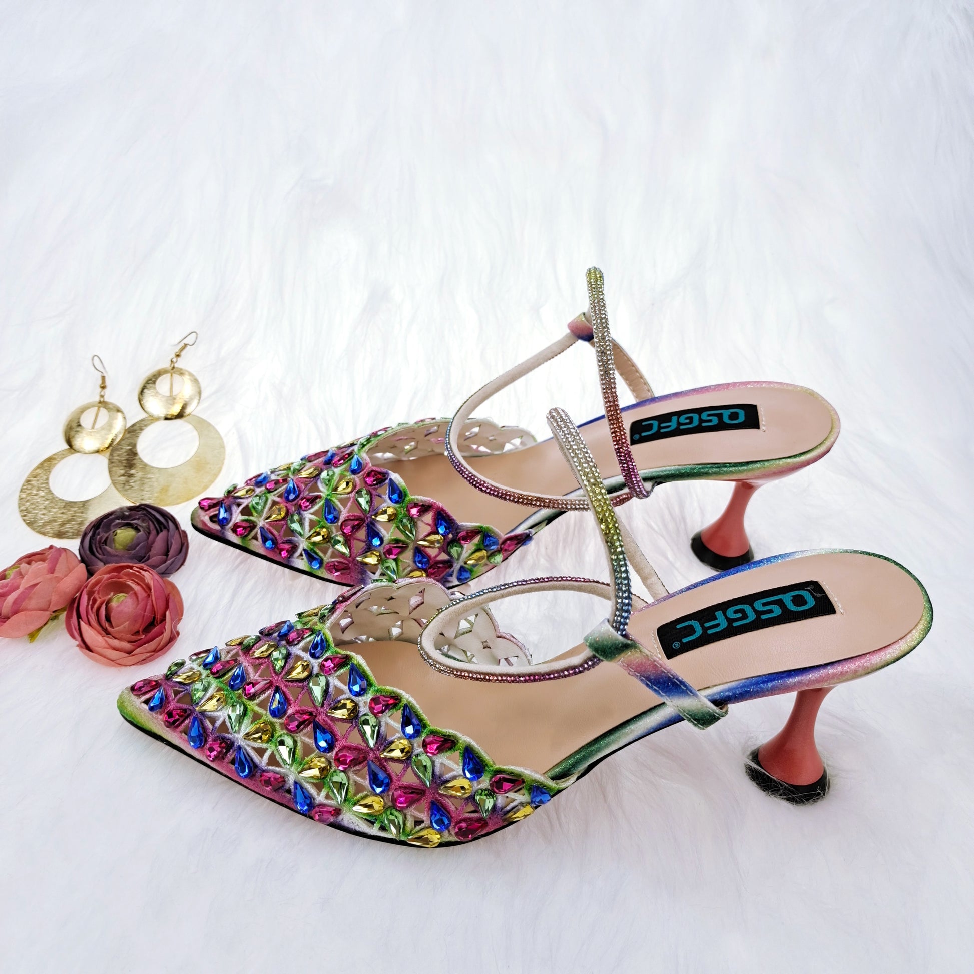 Scarpe e borsa fatte a mano con diamanti piccoli e luccicanti per le donne, dal design confortevole e affusolato. - Bridetobe.it