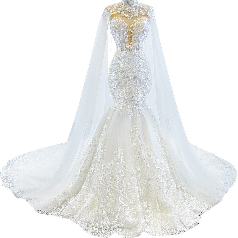 Abito da sposa di lusso con scollo a cuore, mermaid in pizzo con applicazioni di ricamo e mantella staccabile - Bridetobe.it