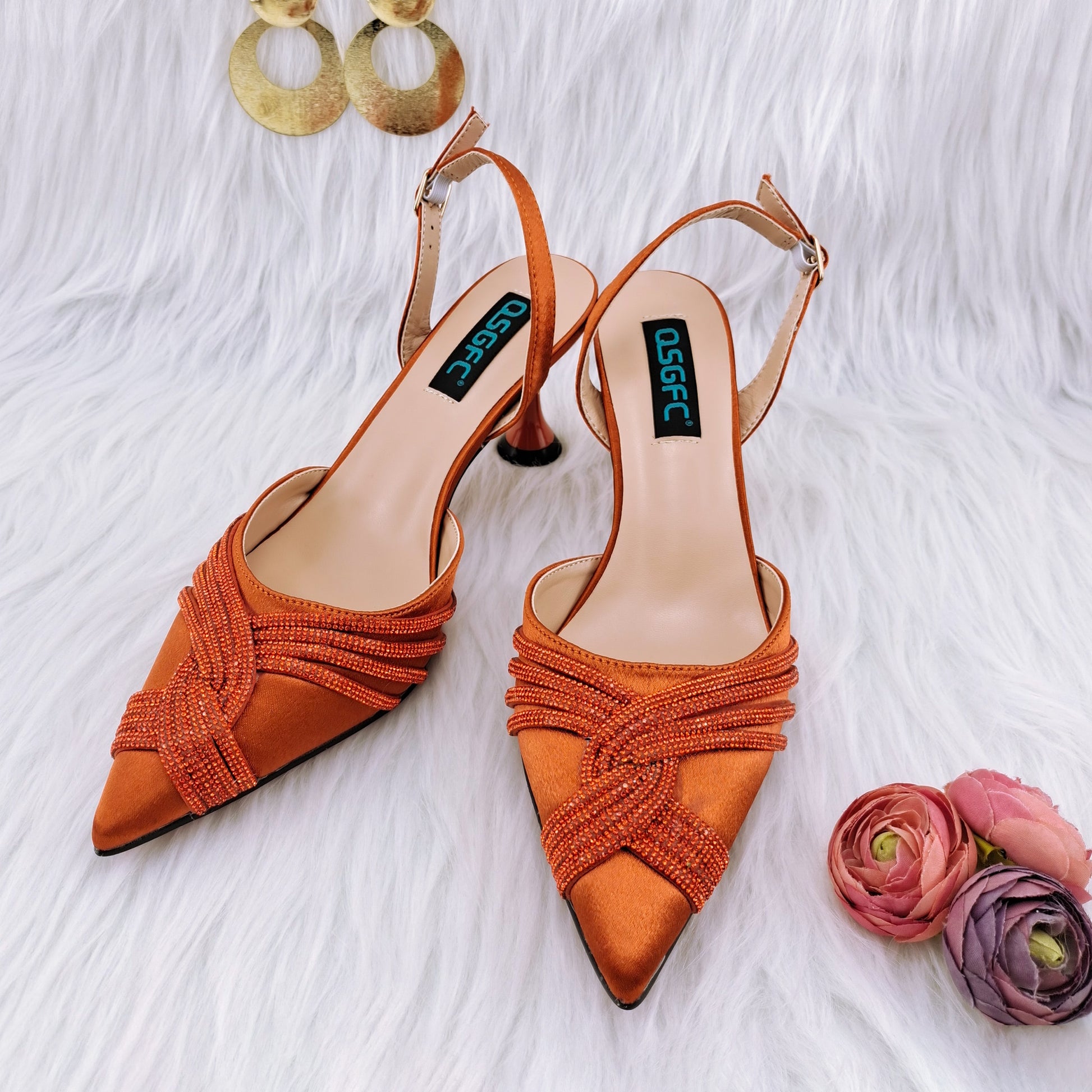 Borsa e scarpe Artigianali Italiane in Diamanti Magenta a Forma di Anacardo per Spose Raffinate" - Bridetobe.it