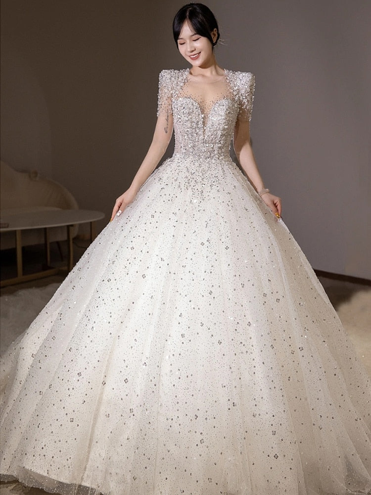 Abito da Sposa Corto con Maniche Corte e Dettagli Luminosi di Paillettes e Perline - Eleganza, Lusso e Stile Unico per il Tuo Giorno Speciale