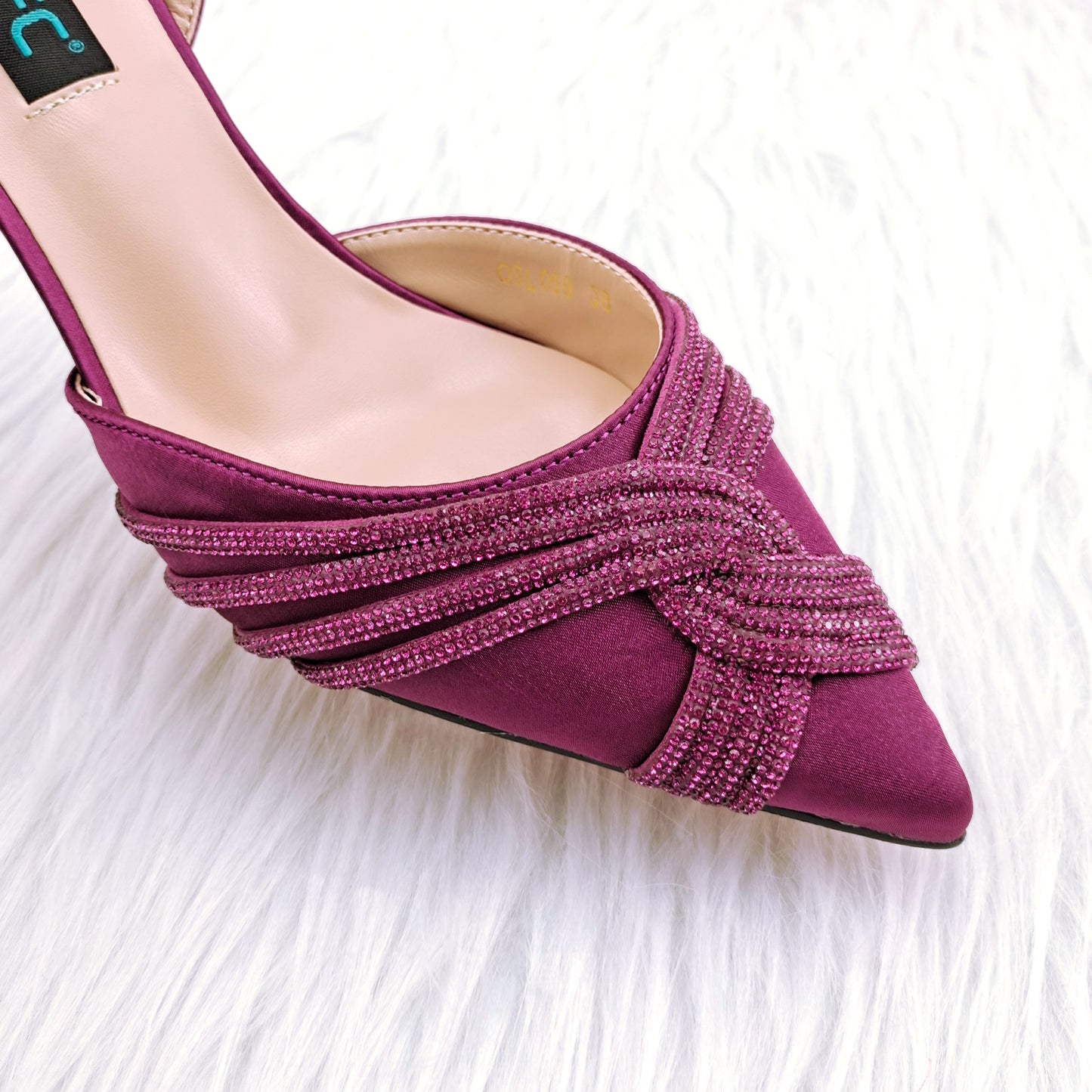 Borsa e scarpe Artigianali Italiane in Diamanti Magenta a Forma di Anacardo per Spose Raffinate" - Bridetobe.it
