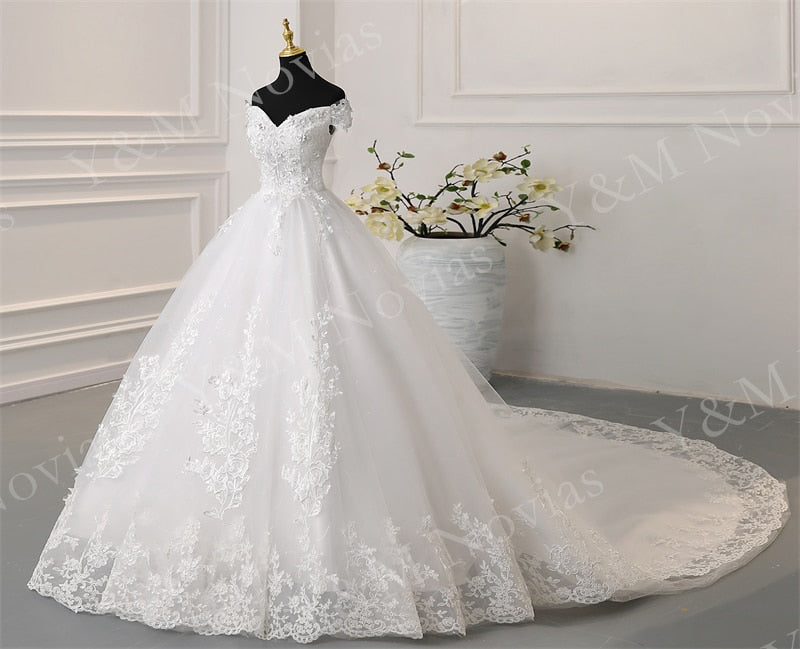 Abito da sposa con spalle scoperte a V con applicazioni di ricami in pizzo e perline - Bridetobe.it