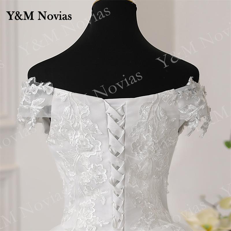 Abito da sposa con spalle scoperte a V con applicazioni di ricami in pizzo e perline - Bridetobe.it