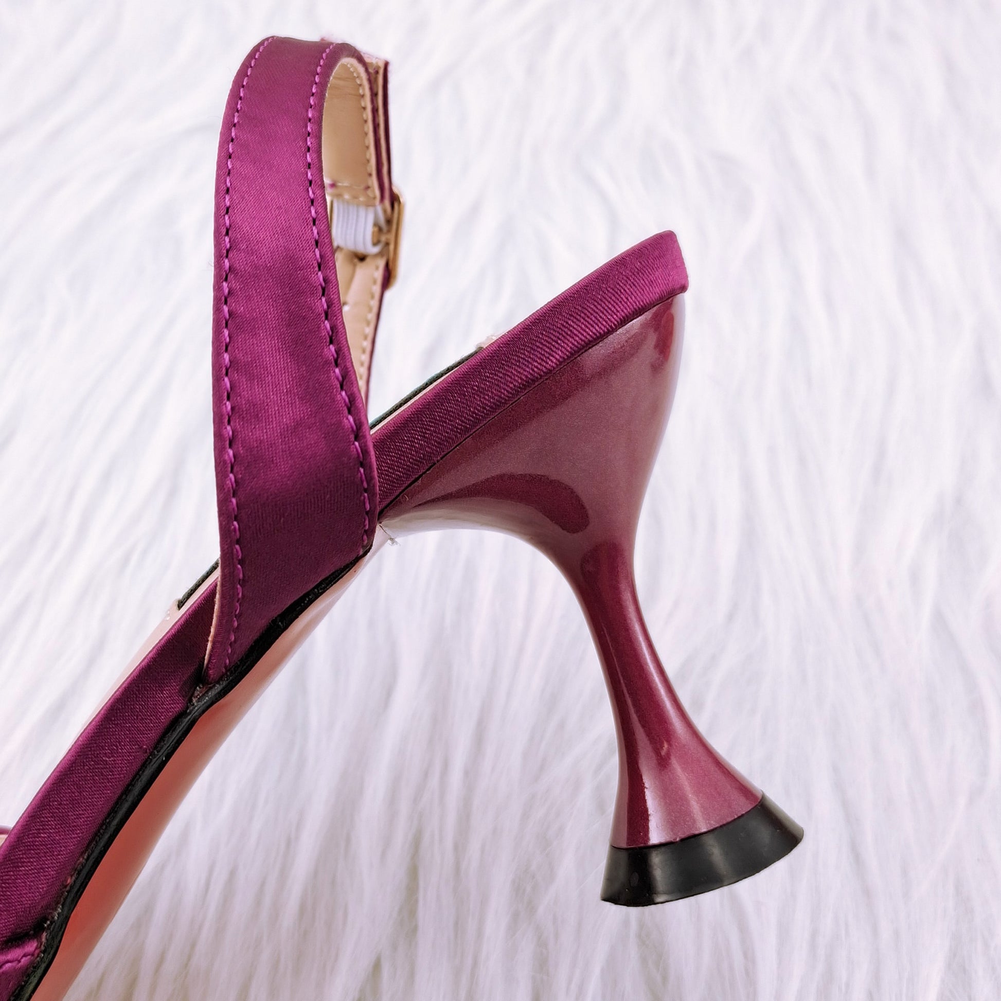 Borsa e scarpe Artigianali Italiane in Diamanti Magenta a Forma di Anacardo per Spose Raffinate" - Bridetobe.it