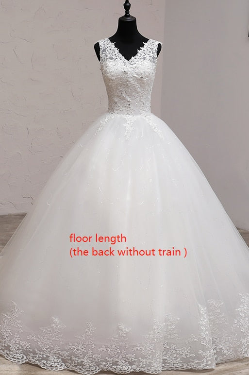 Abito da sposa lungo con scollo a V dolce elegante del 2023 con pizzo ricamato e lunga coda - Bridetobe.it