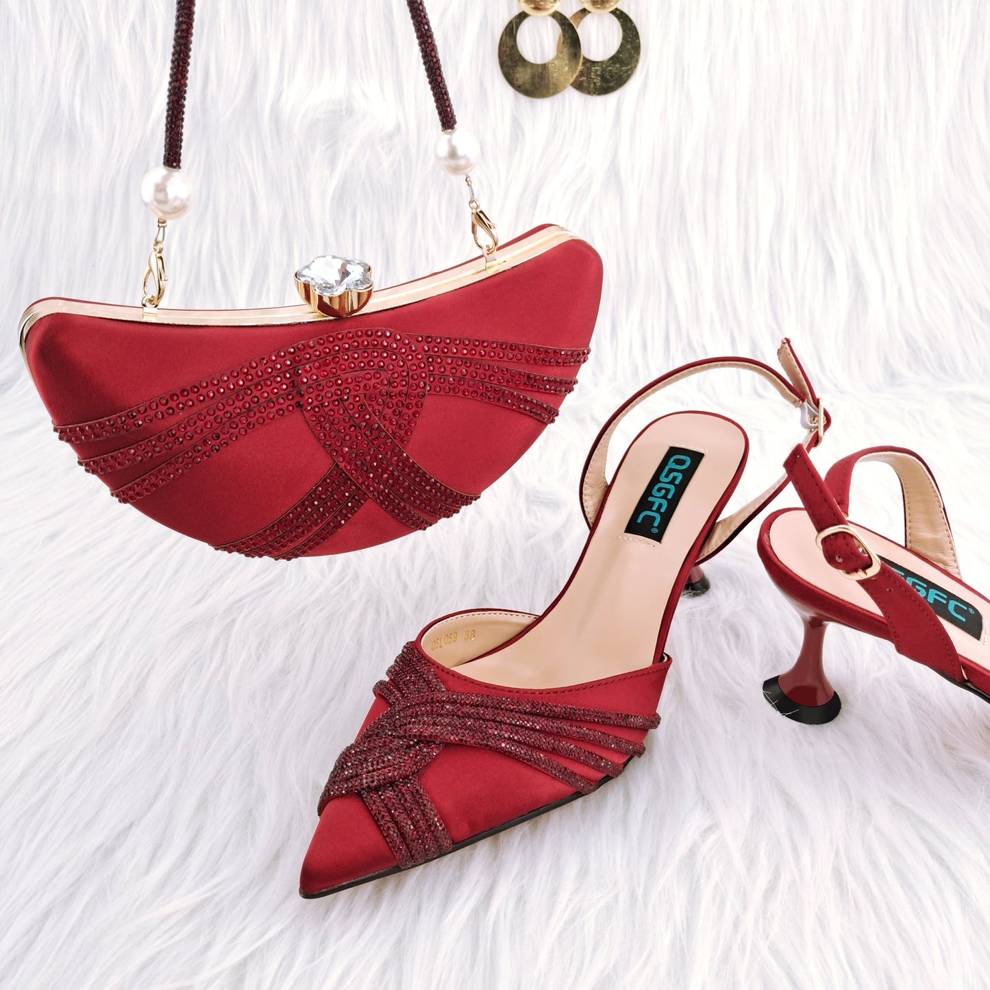 Borsa e scarpe Artigianali Italiane in Diamanti Magenta a Forma di Anacardo per Spose Raffinate" - Bridetobe.it