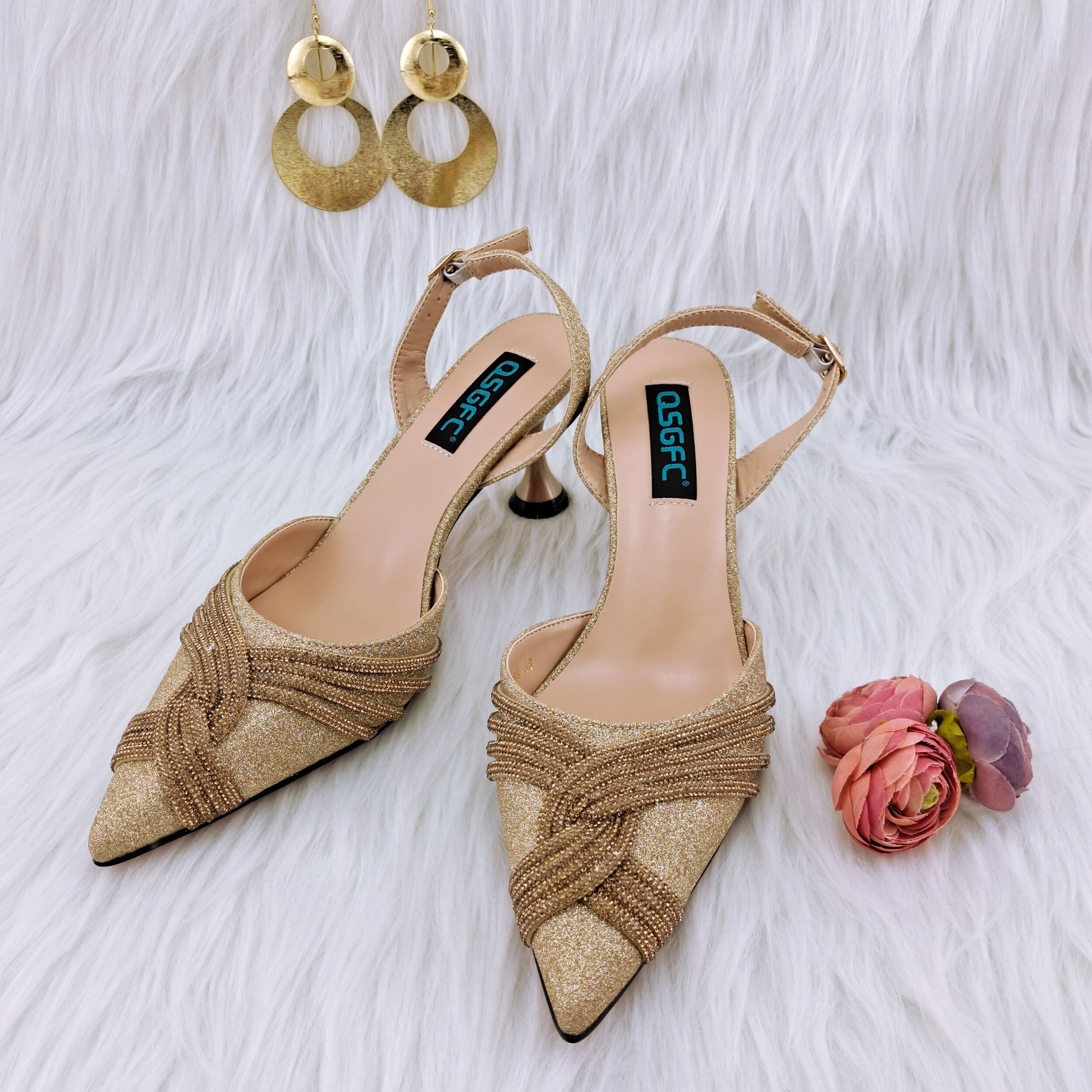 Borsa e scarpe Artigianali Italiane in Diamanti Magenta a Forma di Anacardo per Spose Raffinate" - Bridetobe.it