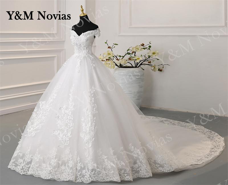 Abito da sposa con spalle scoperte a V con applicazioni di ricami in pizzo e perline - Bridetobe.it