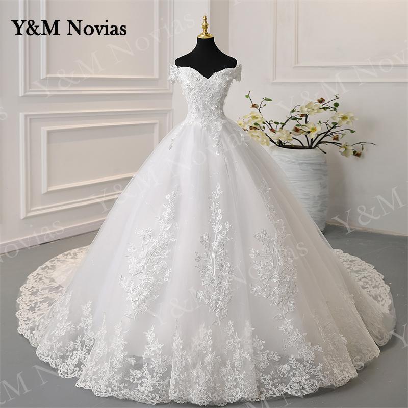 Abito da sposa con spalle scoperte a V con applicazioni di ricami in pizzo e perline - Bridetobe.it