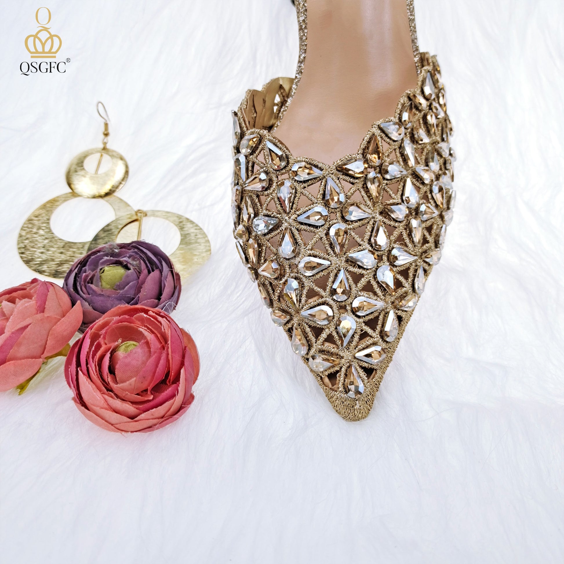 Scarpe e borsa fatte a mano con diamanti piccoli e luccicanti per le donne, dal design confortevole e affusolato. - Bridetobe.it