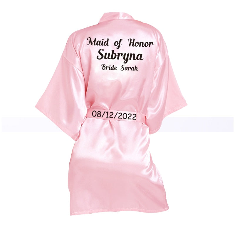 Accappatoio in seta personalizzato con nome e data per matrimonio, completo di pantofole - perfetto per la sposa, le damigelle d'onore e le feste di addio al nubilato. - Bridetobe.it