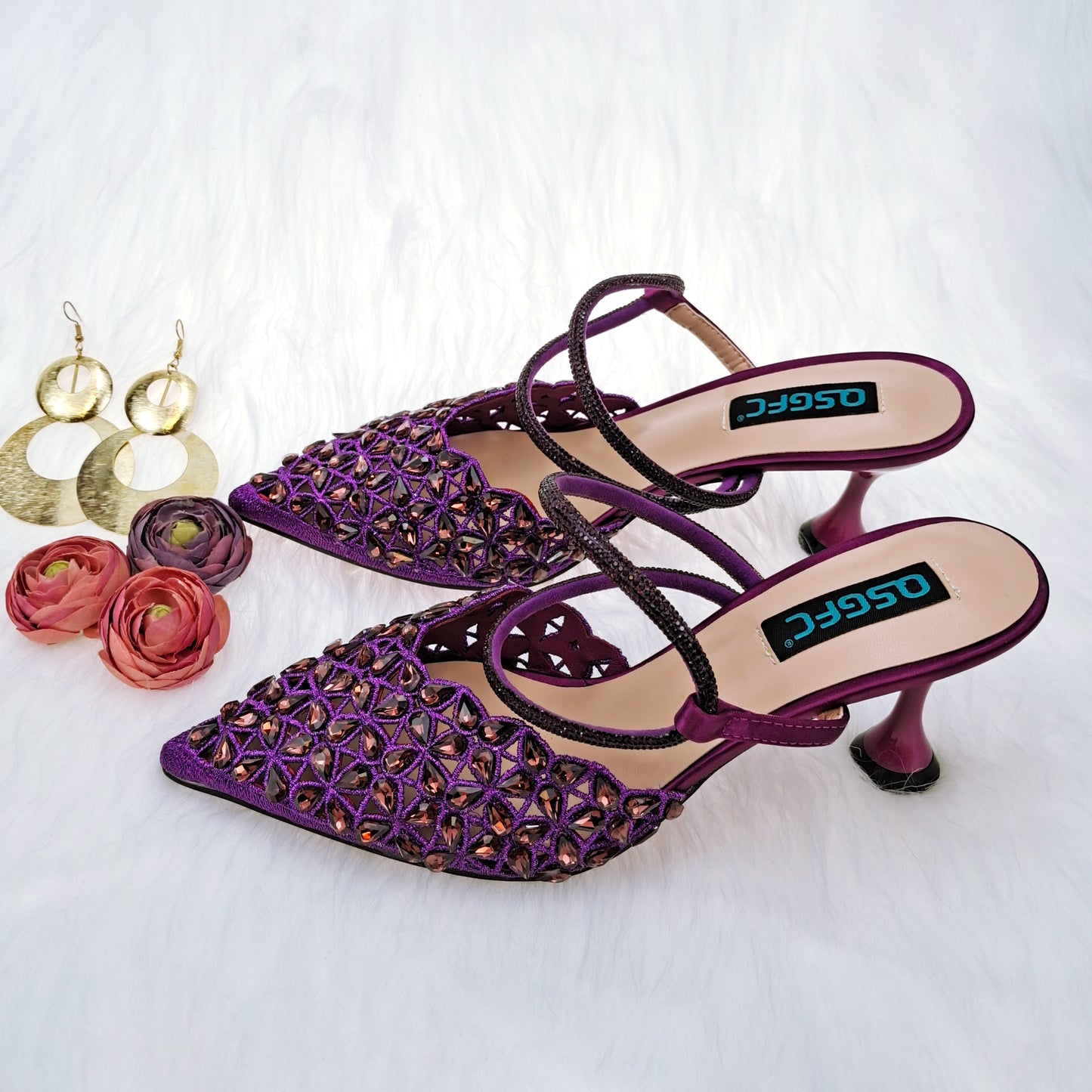 Scarpe e borsa fatte a mano con diamanti piccoli e luccicanti per le donne, dal design confortevole e affusolato. - Bridetobe.it